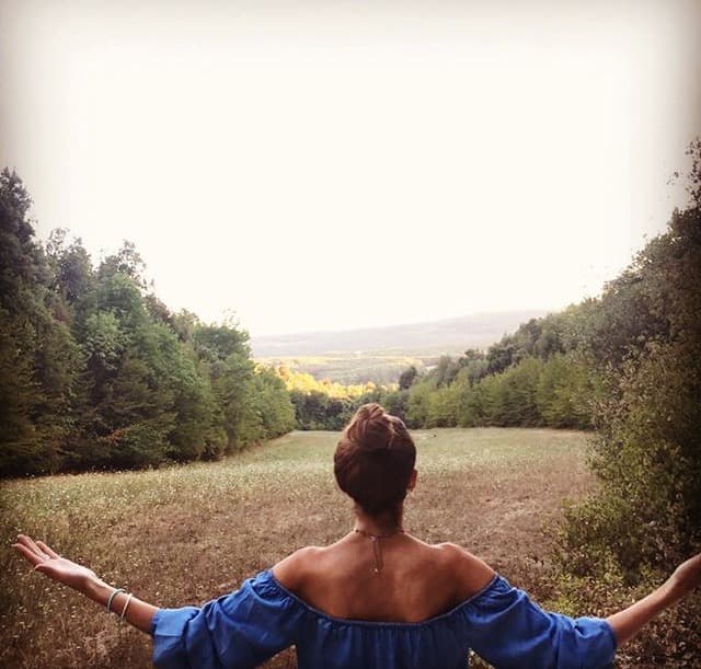 A través de sus redes sociales, nuestro conductor compartió el bello mensaje que le dedicó con motivo de este día: "Y así abriendo los brazos mi amor @cristybernal le das la bienvenida a un nuevo año para ti... siempre alegre, siempre feliz y siempre agradecida por todo!!! Así eres tú... así eres de sencilla, relajada y brillante", comenzó diciendo Alan Tacher.