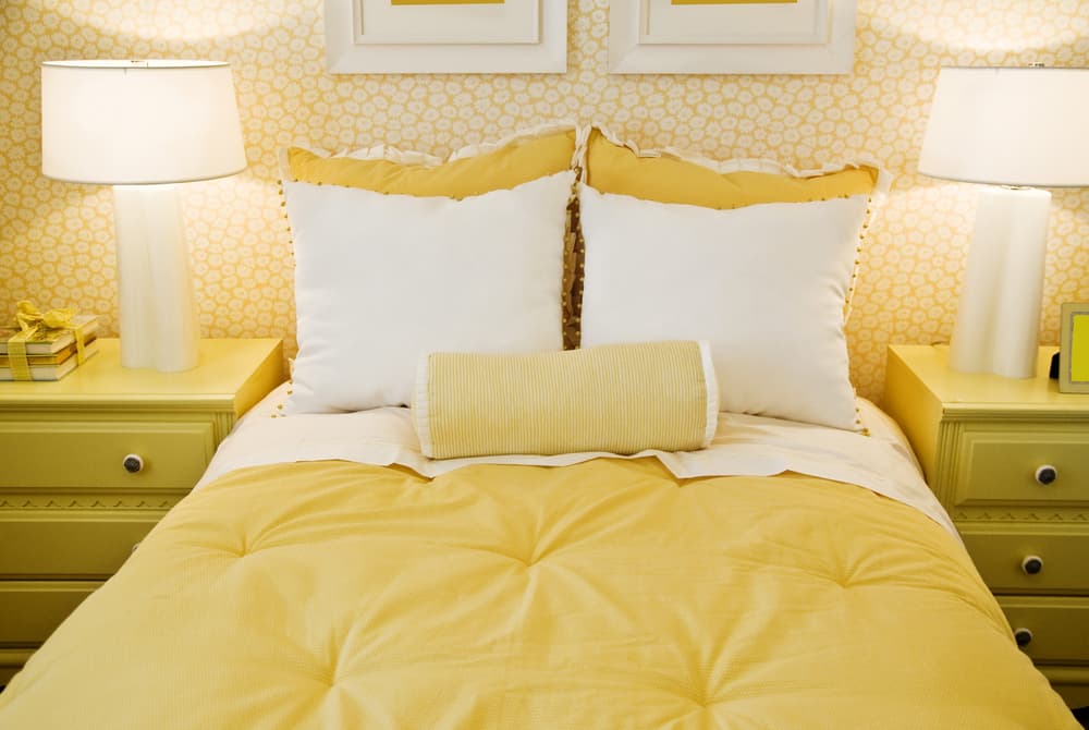 En tu habitación, coloca sábanas amarillas y verdes en tu cama.