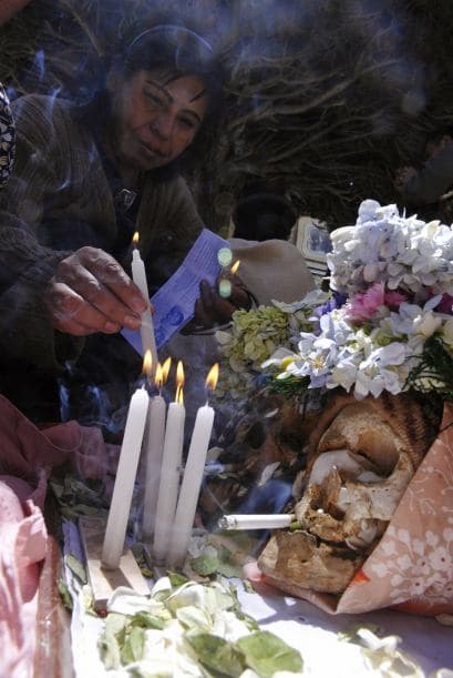 Luego del ritual en los camposantos viene la fiesta en locales o domicilios con mucha música y bebida y en la que la ñatita es el centro del festejo.