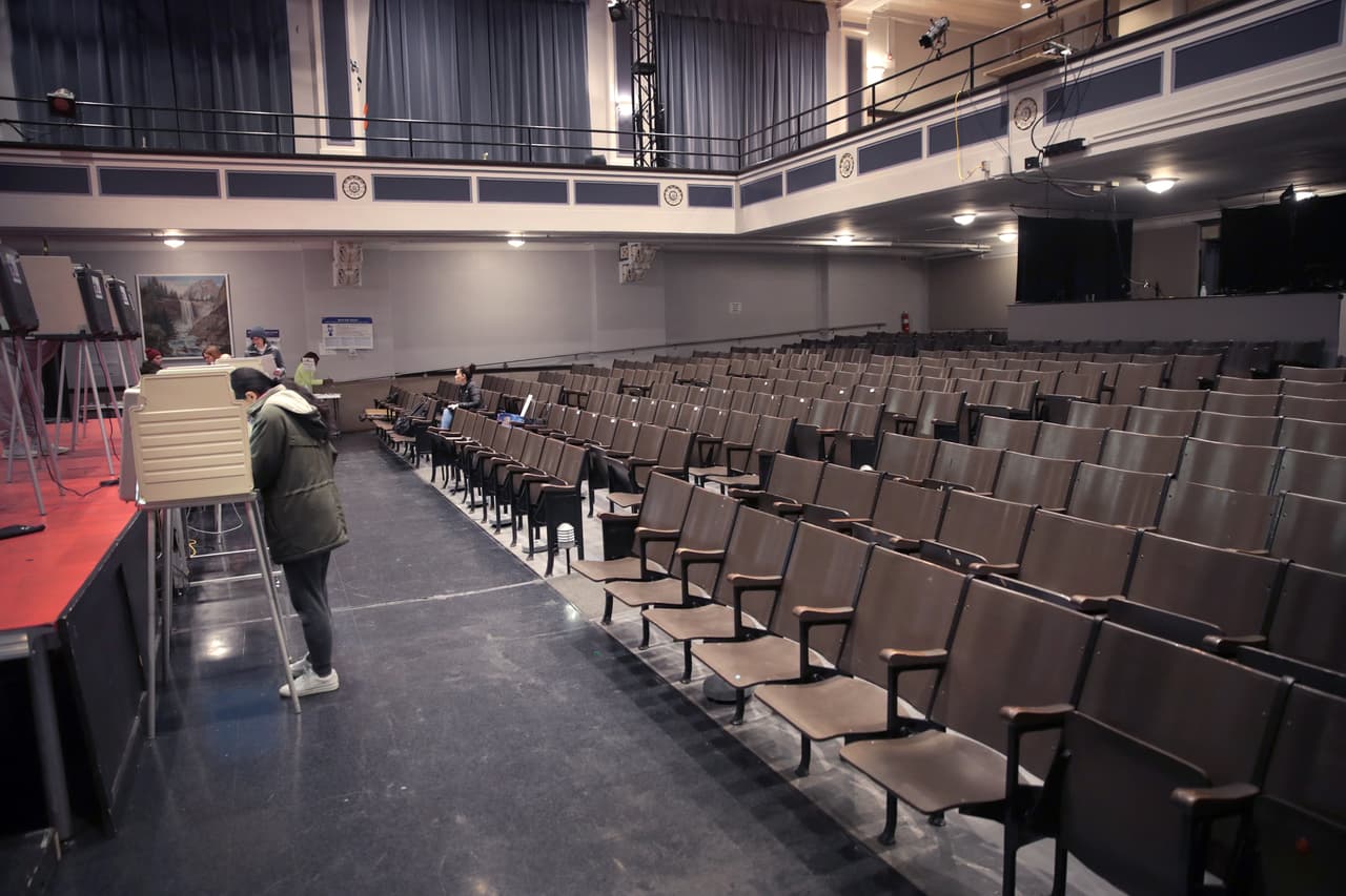 Un residente vota en las elecciones primarias un centro de votación ubicado en Chicago High School for the Arts. Varios centros de votación han reportado una baja asistencia ante la crisis de coronavirus.