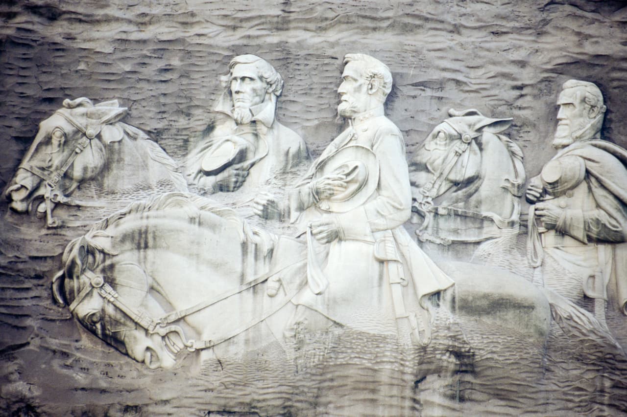 El punto más profundo del relieve mide 12 pies, justo en el codo del General Lee. Luego de los 
<a href="https://www.univision.com/noticias/incidentes-de-odio/al-menos-tres-muertos-y-35-heridos-durante-marcha-supremacista-en-charlottesville">sucesos violentos que rodearon la manifestación nacionalista del 12 de agosto de 2017 en Charlottesville</a>, Virginia, la representante demócrata Stacey Abrams solicitó la remoción de la escultura diciendo que “sigue siendo una plaga en nuestro estado y debe ser eliminada”.