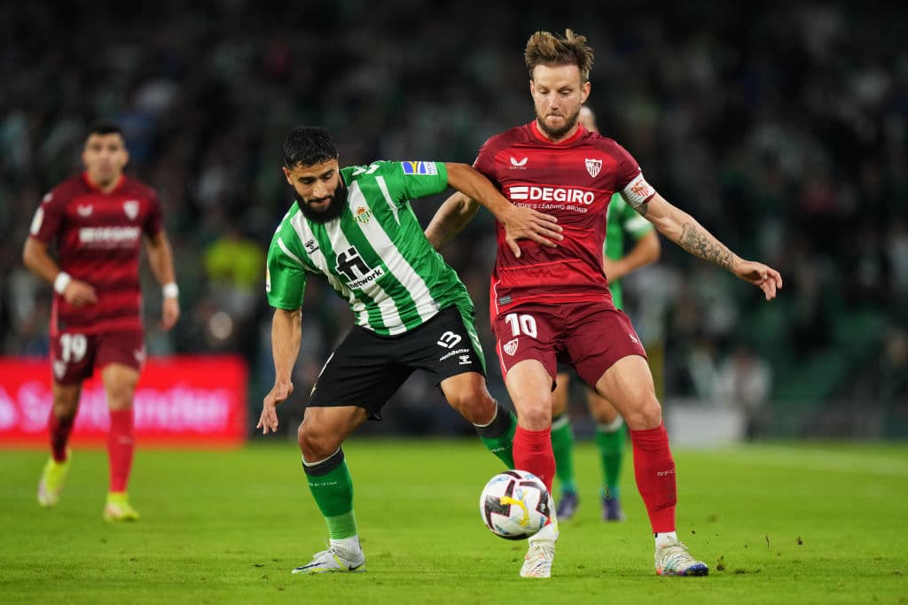 El Sevilla no pudo conseguir la victoria en el derbi ante el Betis disputado en el estadio Benito Villamarín, que acabó con empate a uno y con tres expulsiones, dos en la primera parte, una para cada equipo, y otra local en los inicios de la segunda.