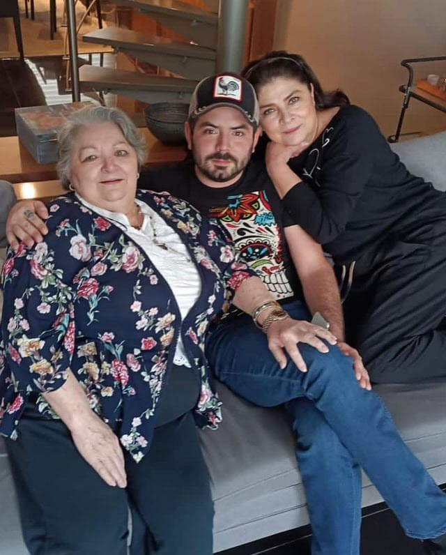 Dejó claro que esa decisión solo es de su hijo: "
<a href="https://www.univision.com/famosos/victoria-ruffo-se-entero-que-vive-con-una-enfermedad-gracias-a-jose-eduardo-asi-cambio-su-vida-video">Lo que él decida para mi está bien</a>, ya está en edad también de merecer", dijo al matutino entre risas. 
<br>