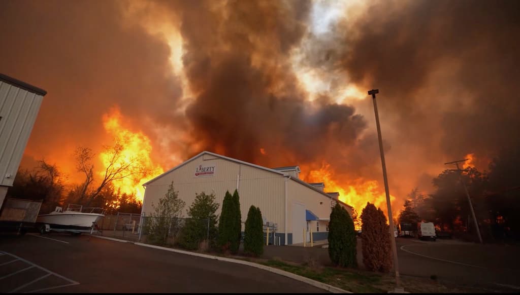 Las autoridades establecieron rutas de evacuación alternativas en caso de necesidad.