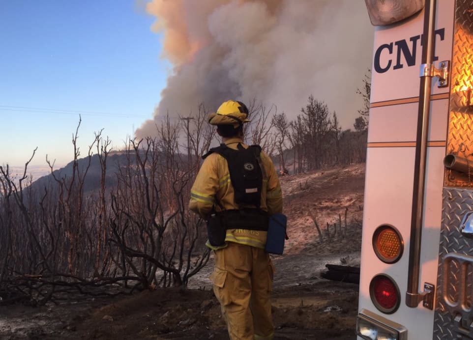 Un incendio forestal en el norte de California pone en riesgo centenares de estructuras