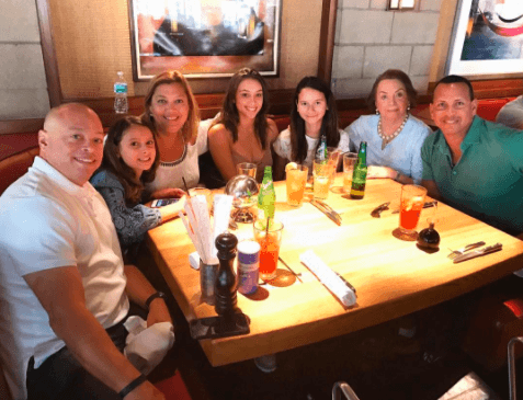 Alex Rodríguez, a la extrema derecha, compartió temprano en el día con su mamá Lourdes Navarro y con su hermana Susie. Junto al expelotero estuvieron este fin de semana sus dos hijas, Ella y Natasha Alexander Curtis.