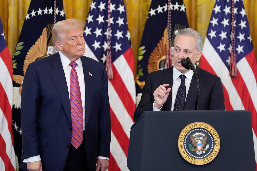 Trump junto a David Sacks, su zar de las criptomonedas el pasado viernes. (AP Photo/Alex Brandon)