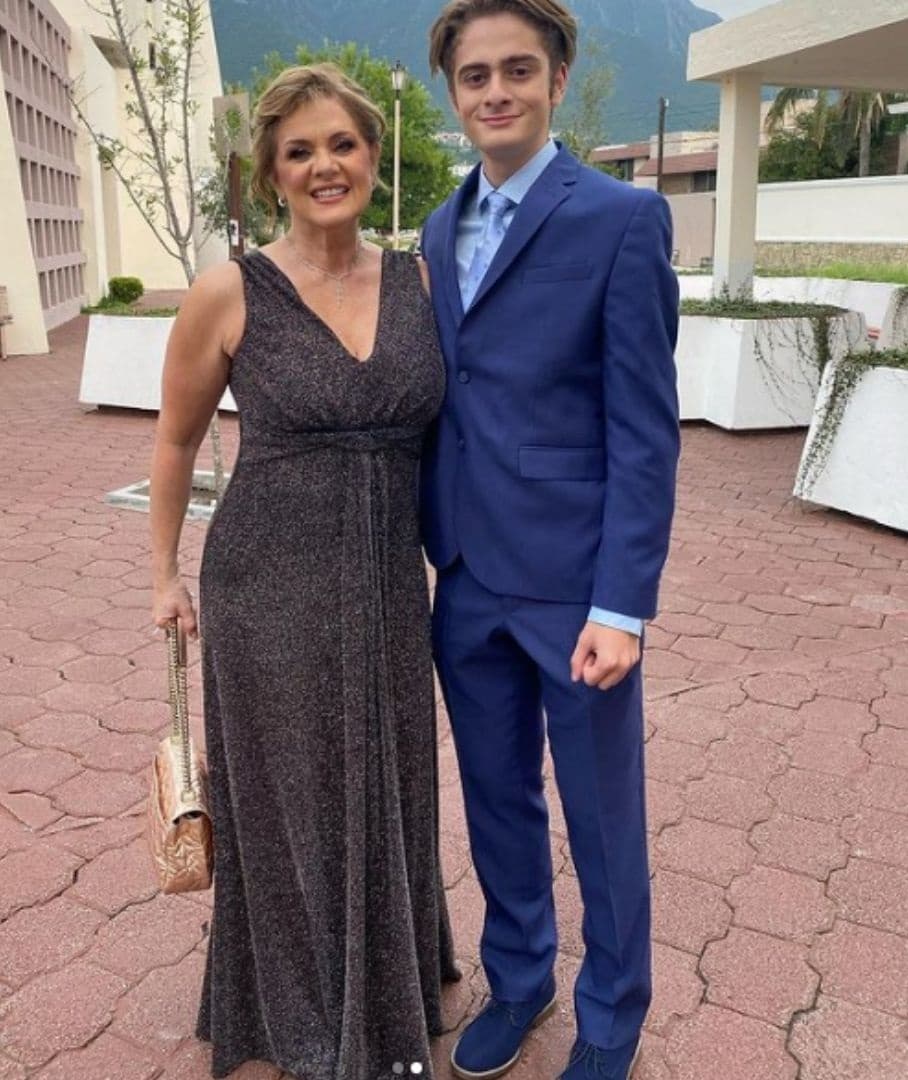 <b>Nicolás y Érika Buenfil. </b>El parecido entre la actriz y su hijo de 16 años es muy evidente, tanto que los fans siempre se lo comentan en las fotos que sube juntos.