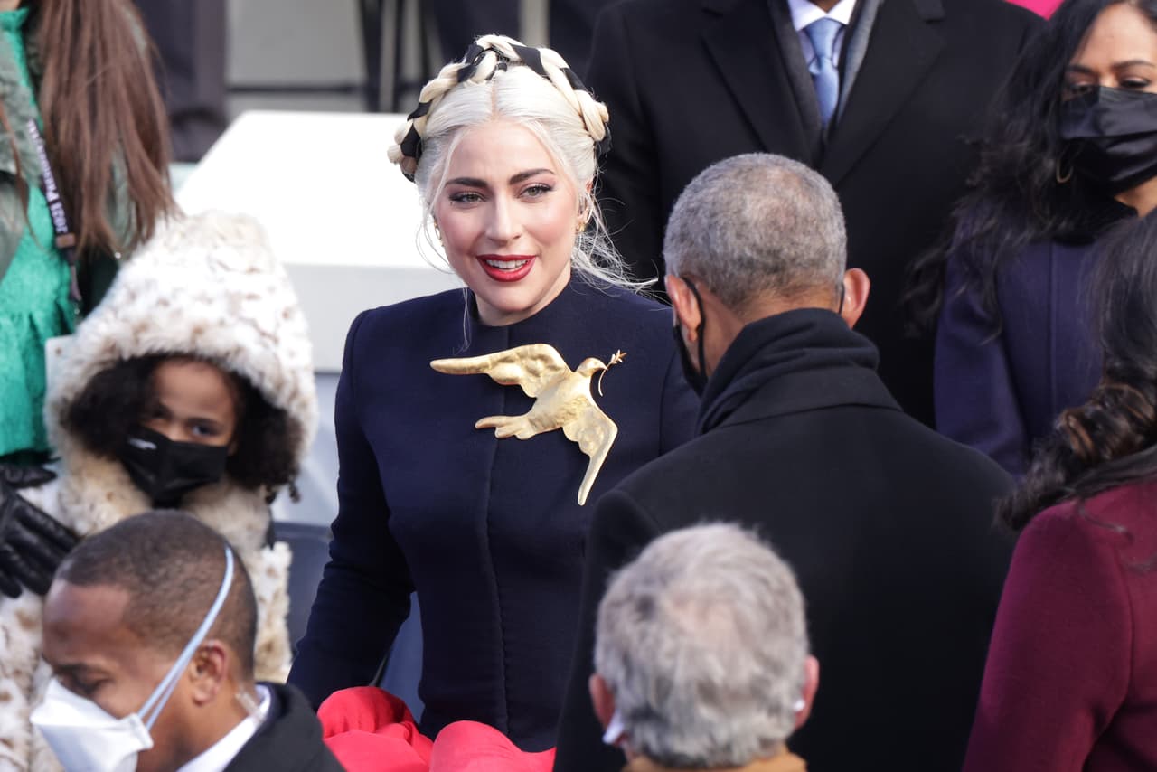 Antes de presentarse ante los asistentes a la Casa Blanca y al público que siguió la transmisión, Gaga tuiteó: "Es un honor para mí cantar nuestro himno nacional para el pueblo estadounidense. Cantaré durante una ceremonia, una transición, un momento de cambio, entre POTUS 45 y 46. Para mí, esto tiene un gran significado".