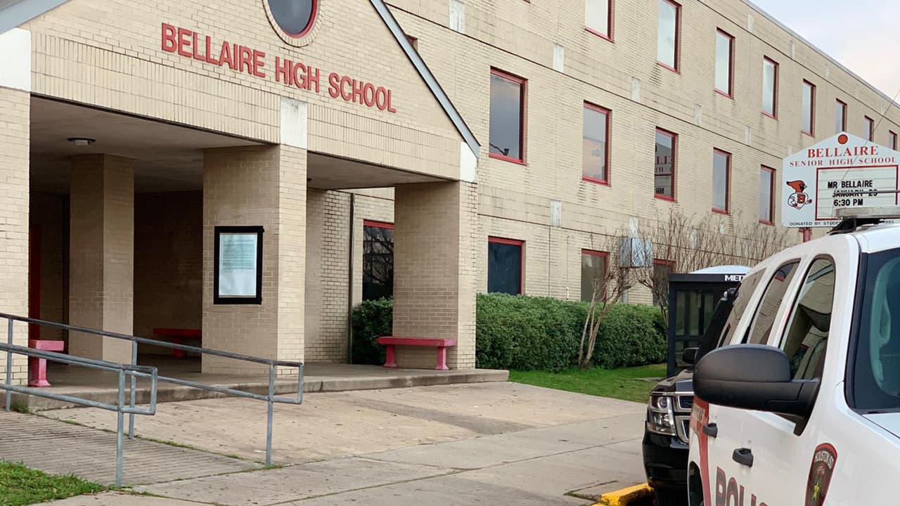 Al llegar al lugar de los hechos encontraron a un estudiante herido de bala, el joven fue trasladado a un hospital.