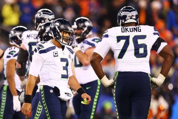 Los Seahawks, con un fútbol "total", el que había trabajado el entrenador del equipo durante toda la temporada regular, el veterano Pete Carroll, derrotaron por paliza de 43-8 a los Broncos, la mejor ofensiva de liga, con el mariscal de campo Peyton Manning a la cabeza. No habían pasado ni 12 segundos desde el comienzo del partido y los Seahawks ya hicieron historia con la anotación más rápida que se había dado jamás en un Super Bowl. Pero lo peor no fue el dejarse anotar dos puntos, sino la imagen de enfrentamiento entre Manning y el centro de origen mexicano Manny Ramírez, que no le dio bien al balón, y aunque el corredor Knowshon Moreno lo recuperó, lo hizo en la zona de protección. La mejor ofensiva de la NFL estaba paralizada, sin saber qué hacer, y ahí fue el comienzo y el final del partido disputado en el MetLife Stadium, de East Rutherford (Nueva Jersey), donde la temperatura fue de 43 grados. Malcom Smith recibió el premio de Jugador Más Valioso (MVP), el octavo defensor que lo consigue en un partido de Super Bowl y el tercer apoyador. Carroll, de 61 años, el tercer entrenador con más edad de la NFL que ganó un Super Bowl, se convirtió en el tercer entrenador que logra los dos títulos de campeón universitario de la NCAA con el equipo de USC y ahora los Seahawks en la NFL.