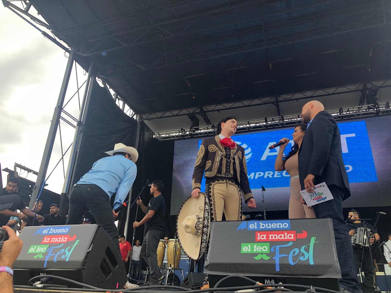 <b>El Bueno, La Mala y El Feo</b> divirtieron a su público y hasta pusieron a bailar sensualmente a 
<b>Alex Fernández</b>.