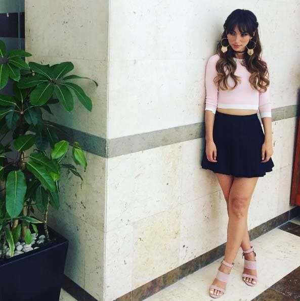 Natalia luce muy coqueta con esta mini falda.