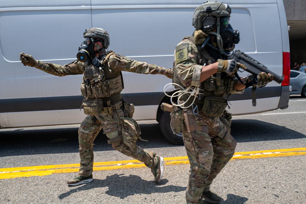 Las tropas de la Guardia Nacional comenzaron a posicionarse 
<a href="https://www.univision.com/local/los-angeles-kmex/politica-los-angeles/tercera-jornada-protestas-los-angeles-trump-newsom-bass" target="_blank">este domingo frente a diversos puntos de Los Ángeles</a>. Y no llevaban mucho tiempo frente al Centro de Detención de ICE, en Los Ángeles, cuando en horas de la mañana tuvieron 
<a href="https://www.univision.com/local/los-angeles-kmex/guardia-nacional-dispersa-a-manifestantes-con-gases-lacrimogenos-a-solo-horas-de-llegar-a-los-angeles" target="_blank"><b>el primer enfrentamiento con manifestantes. </b></a>