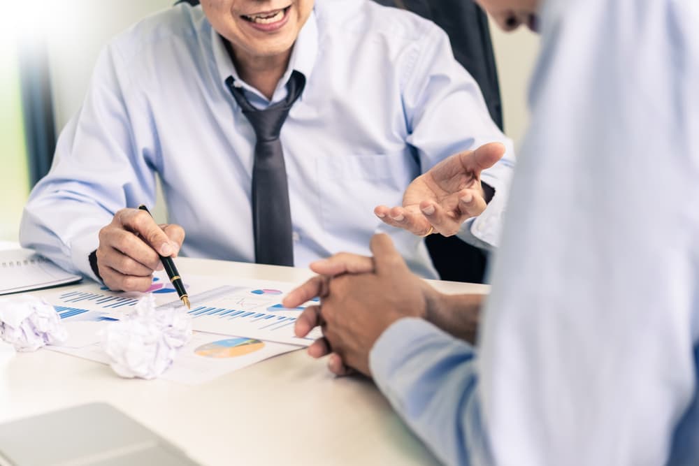 ¿Estás teniendo problemas a la hora de relacionarte con tus compañeros de trabajo, amigos, vecinos que se quejan de tu carácter? ¿Sientes que todos “te envidian” o que nada de lo que haces te sale bien, que tienes mala suerte o estás sugestionado pensando que estás "hechizado"? ¿Eres brusco en tu trato con los demás?