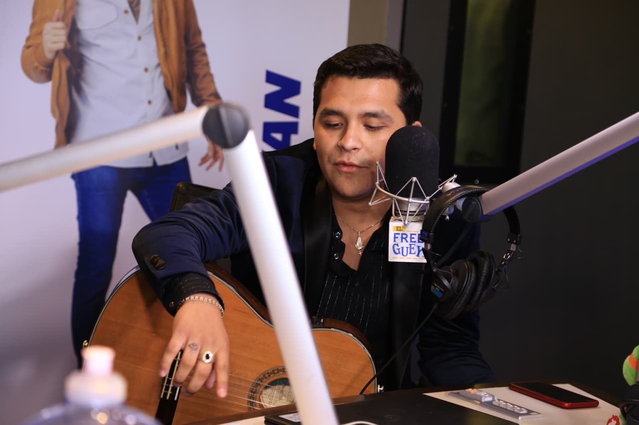 El cantante respondió que el mismo es el que siempre se recuerda lo importante que es ser humilde, ya que su trayectoria a la fama estuvo cargada de obstaculos.