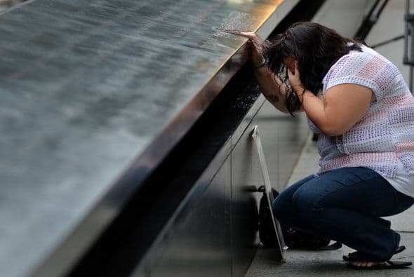 La ceremonia para conmemorar el decimotercer aniversario del 11 de septiembre de 2001 con la que los neoyorquinos recuerdan a las casi 3,000 víctimas de los atentados de esa fecha contra Estados Unidos, arrancó en el Memorial del 9/11. Líderes políticos, familiares de las víctimas y agentes de orden participaron en la ceremonia en la cual los nombres de cada víctima fueron leídos.