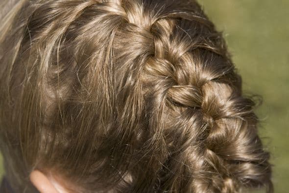 Francesa. Su método implica trenzar porciones de cabello en la parte superior de la trenza, la cual inicia cerca del cuero cabelludo. Este estilo de trenzas es de los más populares.