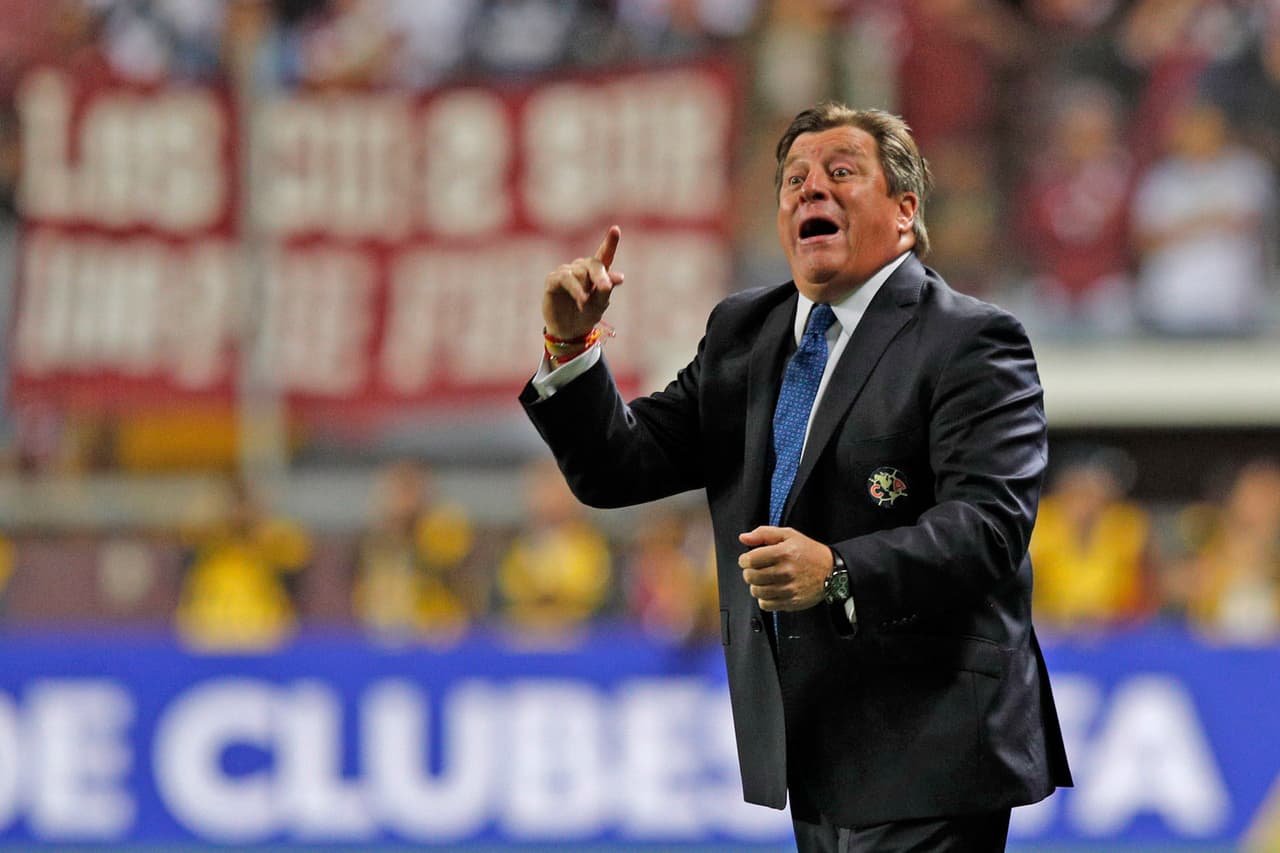 Miguel 'Piojo' Herrera daba instrucciones para comenzar a hacerle daño a la escuadra costarricense.