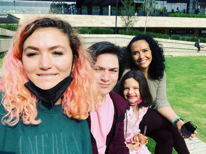 Mayra Rojas y sus tres hijos: Ivanna, Fabián y Luciana.