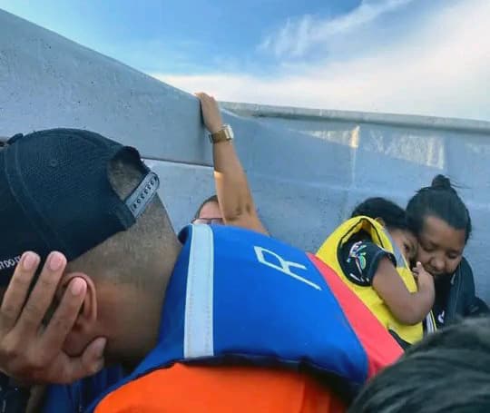 Después de dos días, un desconocido le escribió a Edwel para decirle que ambas habían muerto. En la imagen se logra ver a ambas mientras cruzaban la selva.