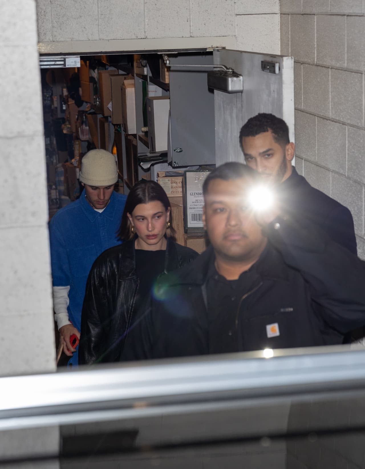 La pareja también salió por la puerta trasera acompañada de personal de seguridad.