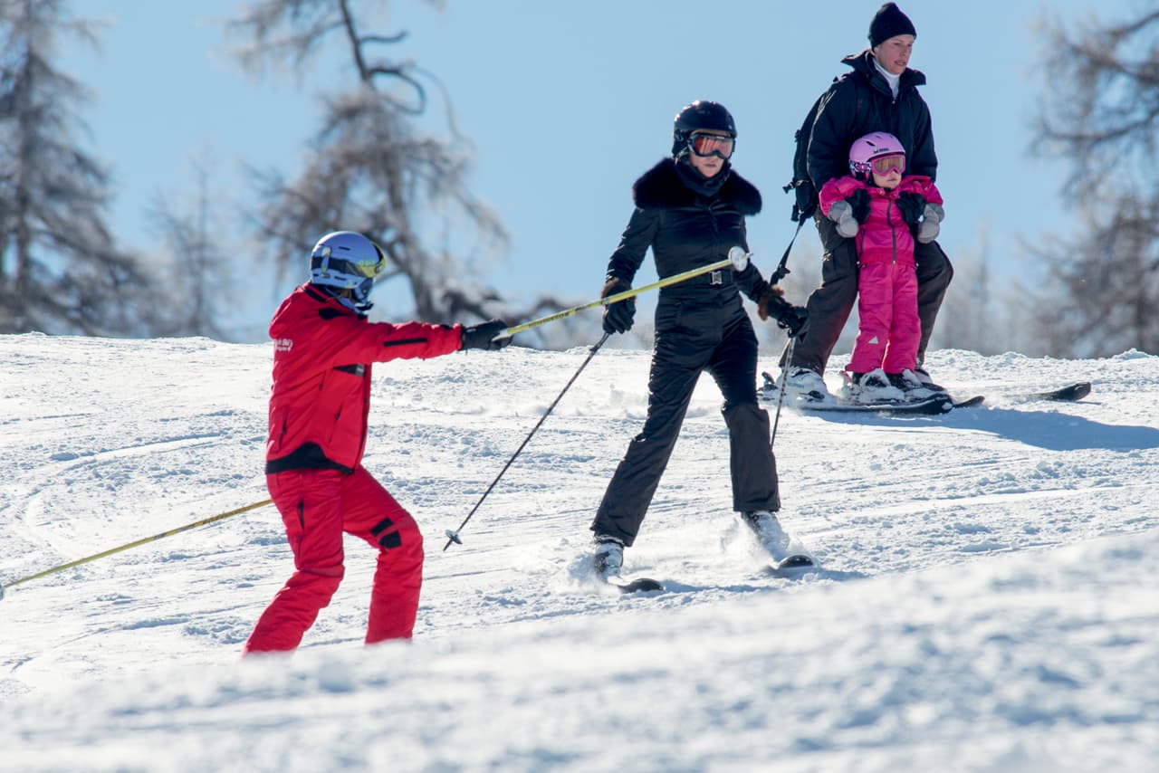 A la modelo le encanta esquiar.