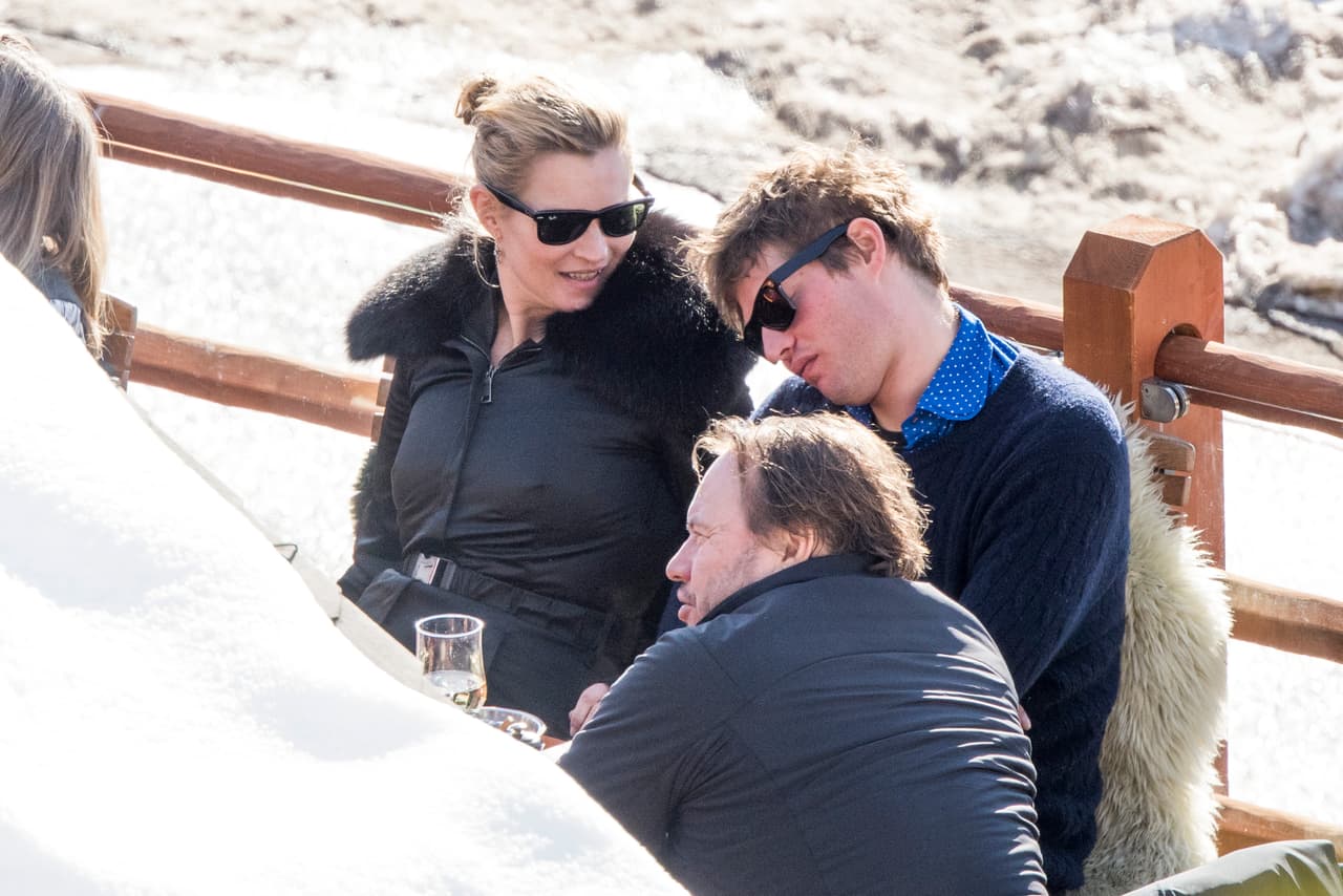 La súper modelo viajó a Gstaad para esquiar.