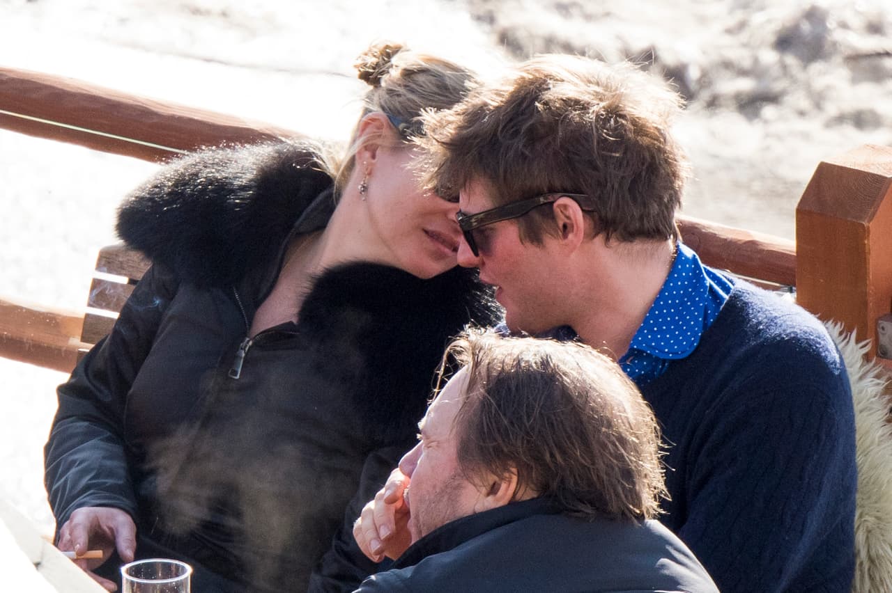 Se le vio de lo más romántica junto a su esposo Jamie Hince.