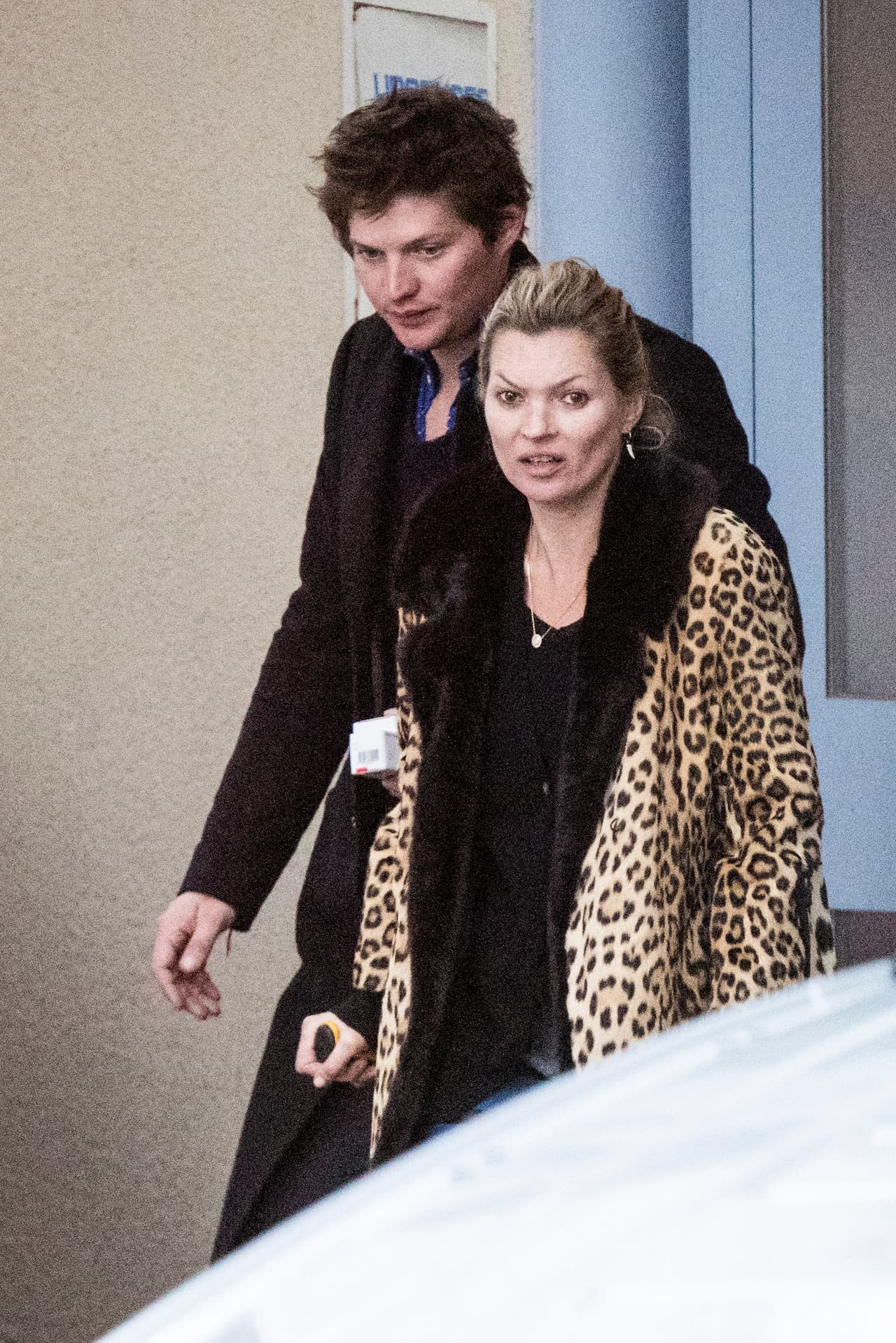 Aquí saliendo del hospital.