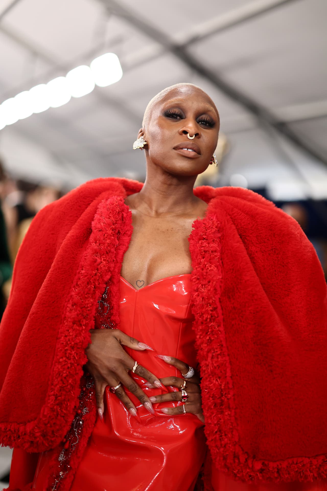 La actriz Cynthia Erivo, nominada a Mejor Actriz en una Película para Televisión o Miniserie por ‘Genius: Aretha Franklin’, llegó en un look muy rojo.