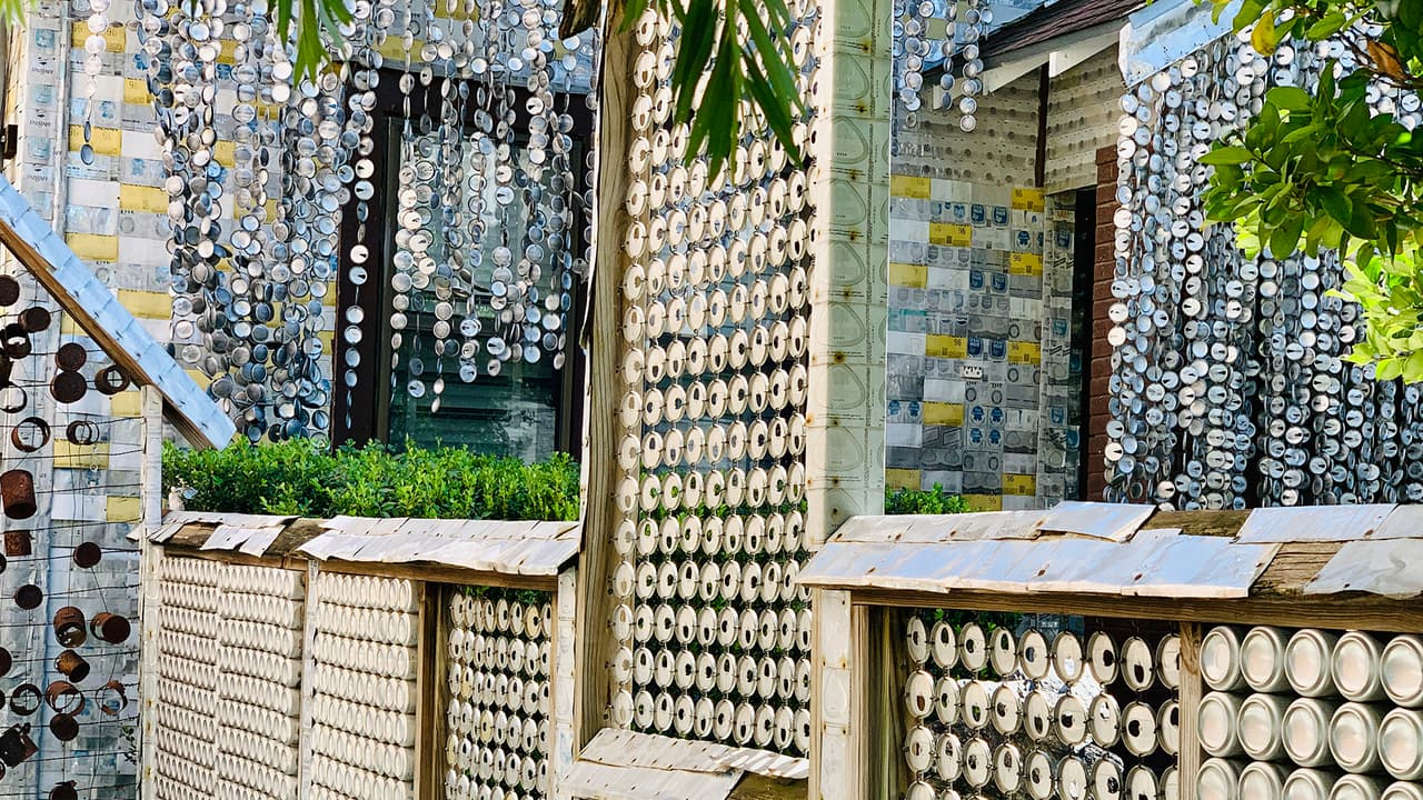 Se estima que son aproximadamente 50,000 latas de cerveza las que adornan este monumento al reciclaje en la ciudad de Houston.