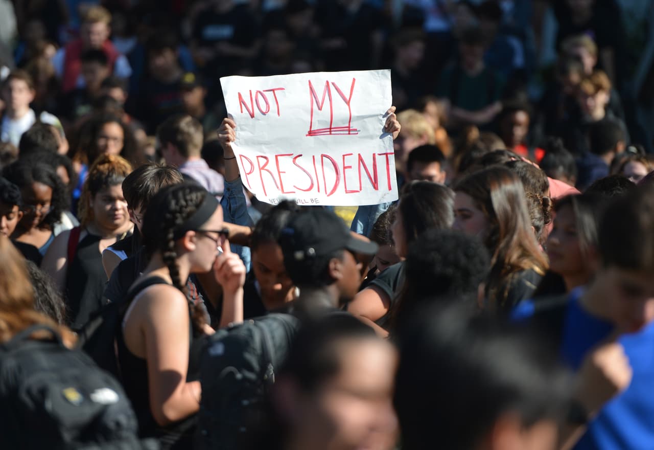 Este miércoles también se pronunciaron en la calle los estudiantes de la Universidad de Berkeley, en California, asegurando que Trump no es su presidente.