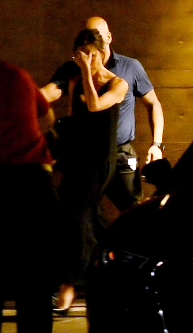 Cubrió su rostro de los flashazos de los paparazzi.