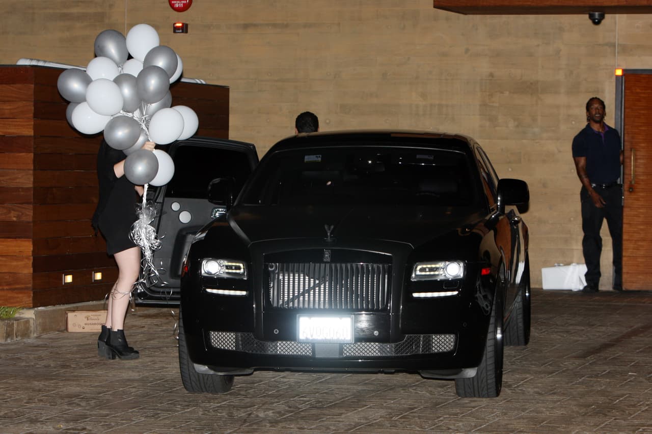 Oops! Se le olvodaban los globos a la festejada.