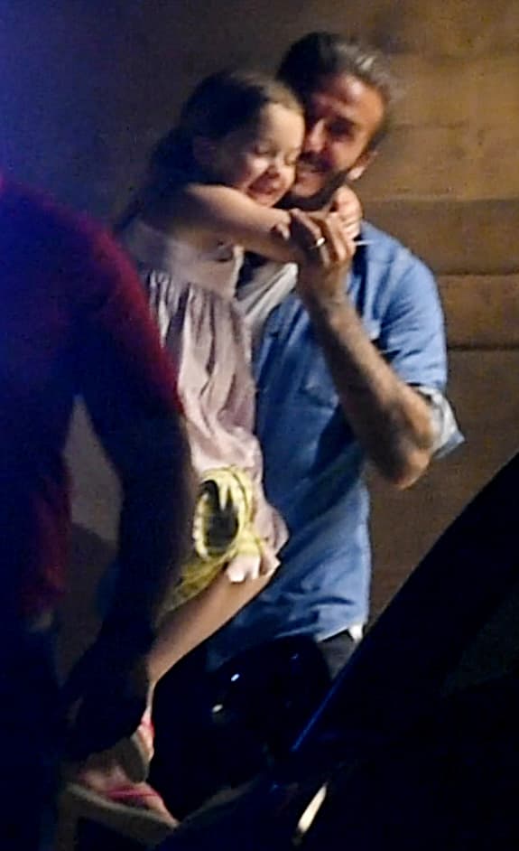 La nena salió en brazos de su papi.