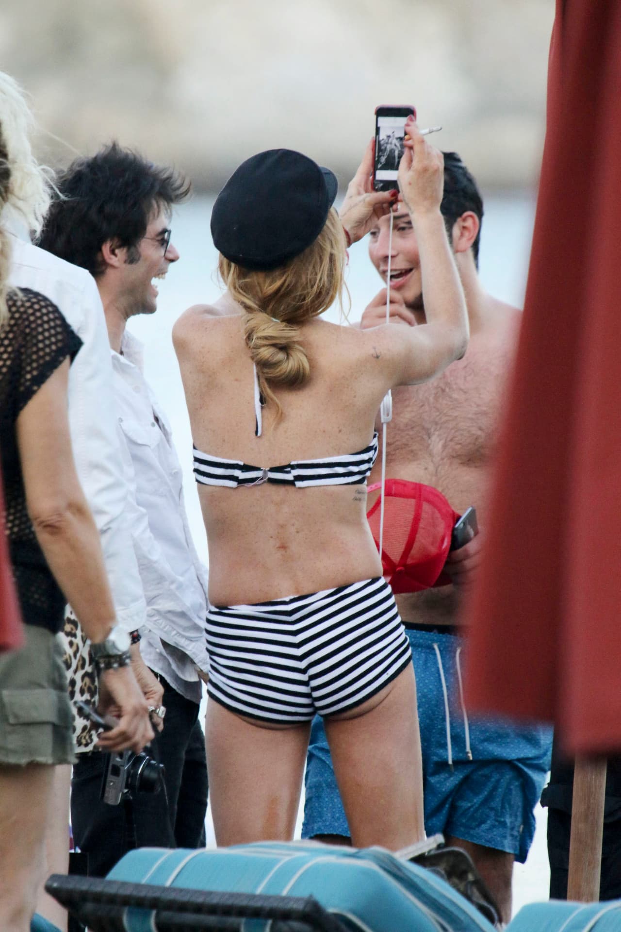 La actriz disfrutó de Grecia con un traje de baño a rayas y muchas, muchas fotos.