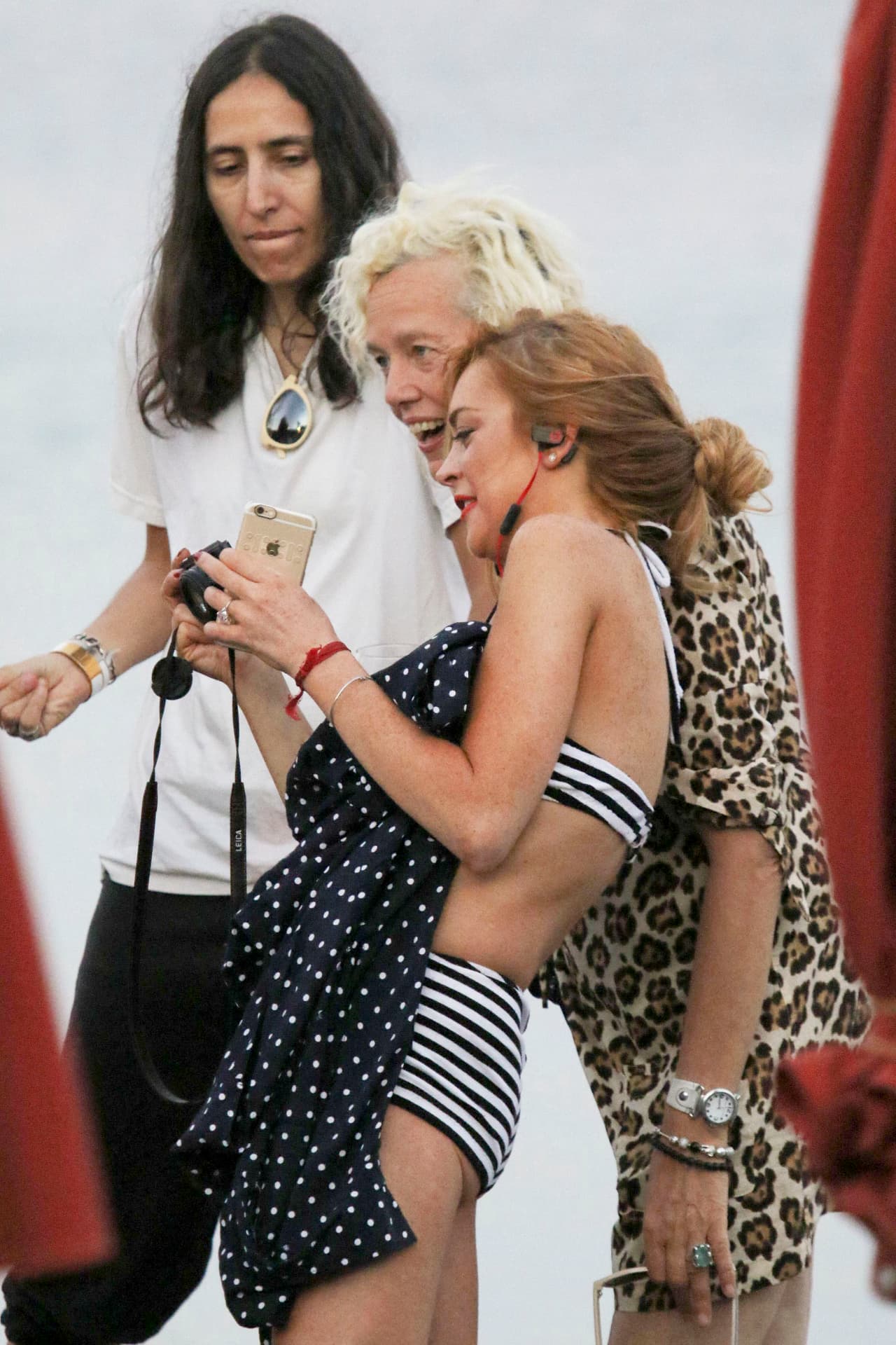 Sus acompañantes le daban su opinión.