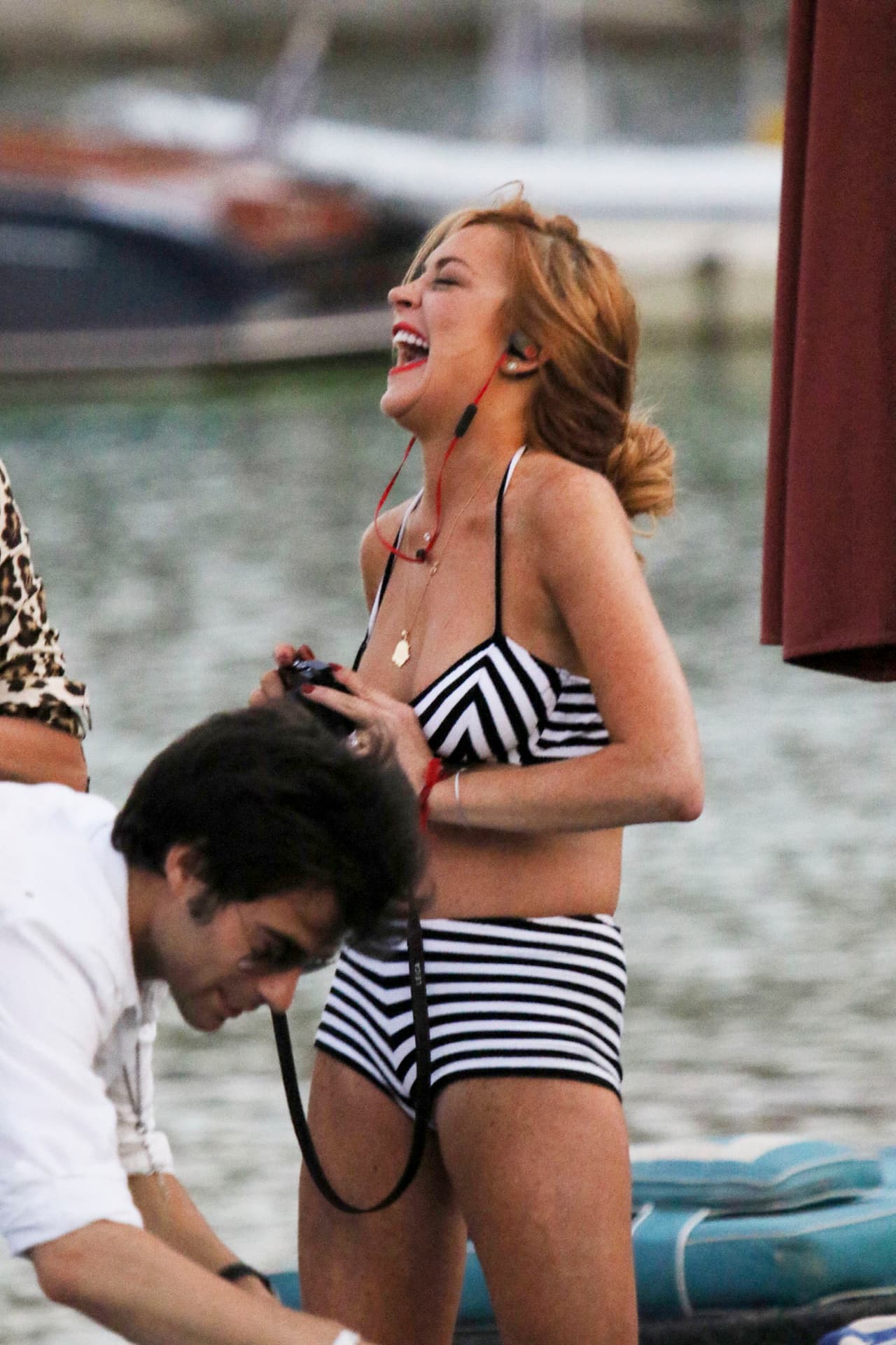 La actriz disfrutó de Grecia con un traje de baño a rayas y muchas, muchas fotos.