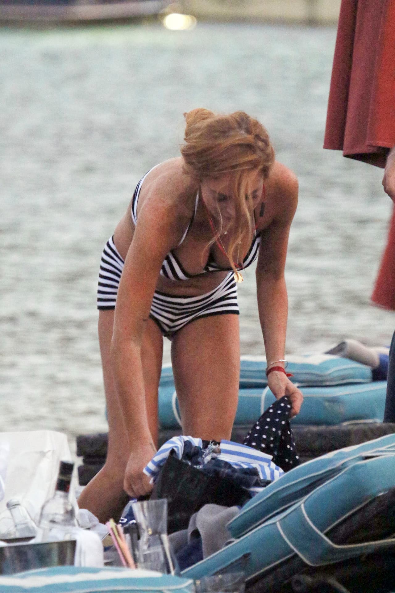 La actriz disfrutó de Grecia con un traje de baño a rayas y muchas, muchas fotos.