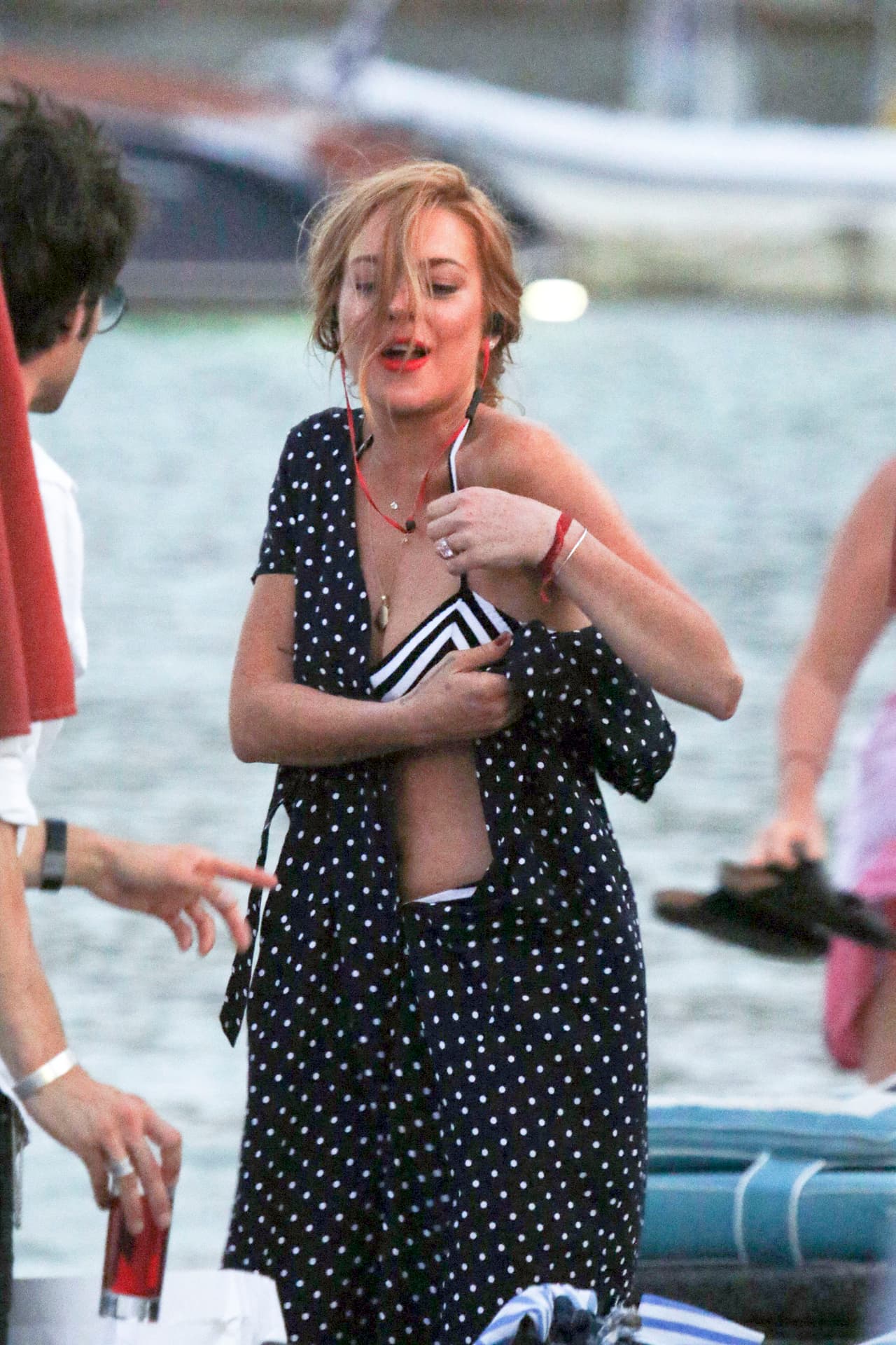 Ahí, en la playita, pasó un lindo rato con un par de amigos.