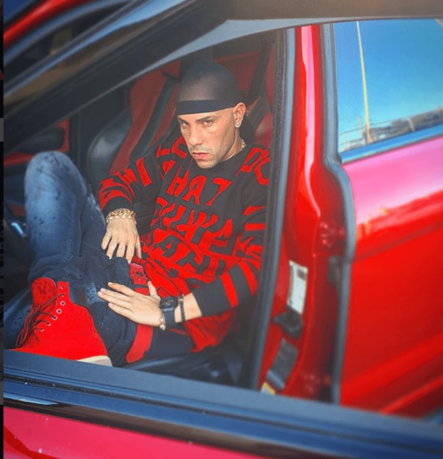 Según las autoridades, Báez Molano alegó que el 28 de julio de 2017, al salir de una barbería llamada 'Custom Kut', el reggaetonero junto a otro sospechoso, lo golpeó con un bastón de metal y un pedazo de madera, para luego robarle su billetera.