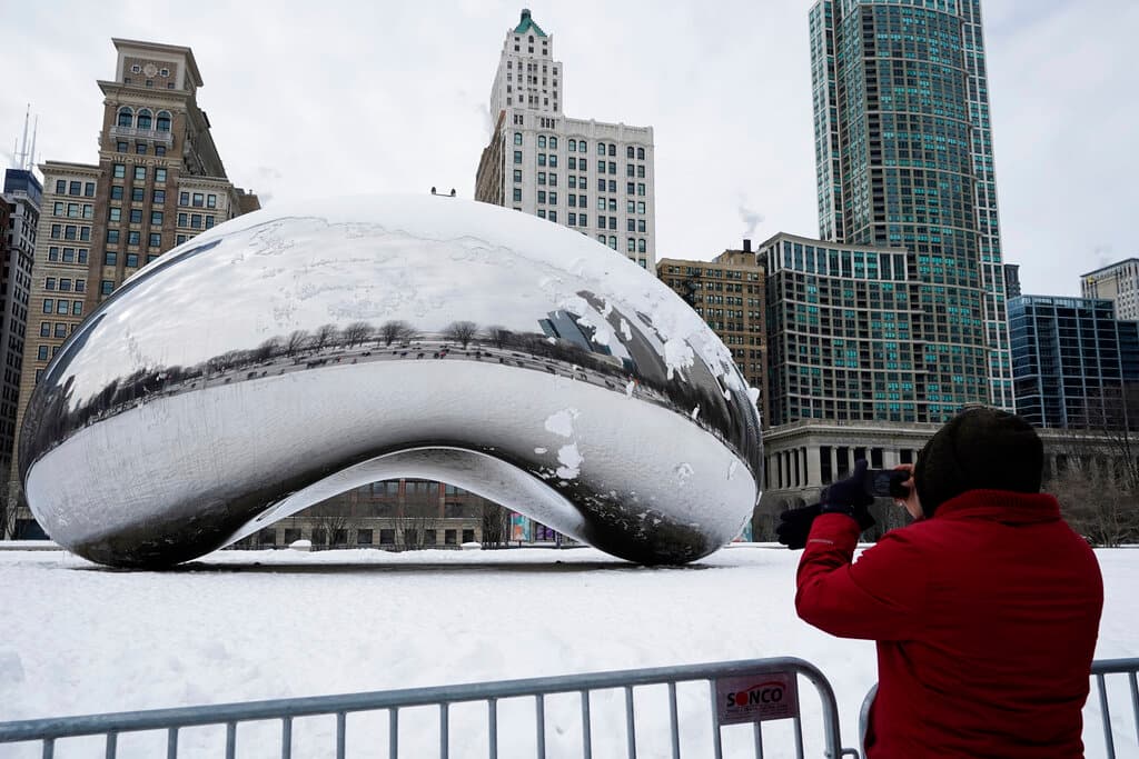 Una persona toma fotos de la escultura Cloud Gate en Millennium Park en Chicago el domingo, donde ha golpeado el frío con intensidad. "
<b>Pocas veces se ven tantas alertas invernales al mismo tiempo</b> sobre Estados Unidos", aseguró Albert Martínez, meteorólogo de Univision Noticias.