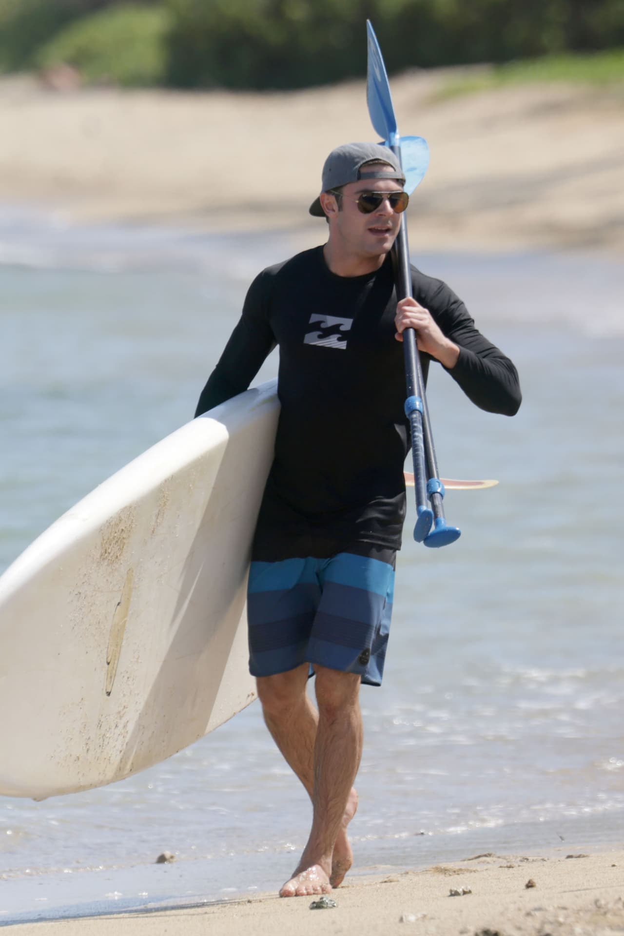 Tanta visita al gimnasio le ha dado muy buenos resultados al guapísimo Zac Efron. Con esos brazotes se antoja un buen apretón.