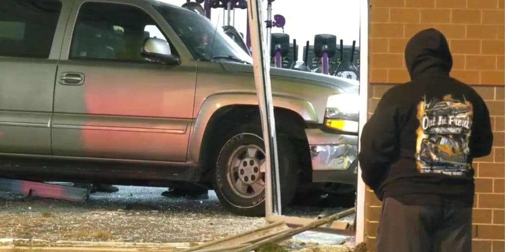 El Planet Fitness, que está abierto las 24 horas, cerró durante la noche mientras los equipos trabajaban para limpiar el desorden. Desde entonces ha reabierto.
<br>
<br>