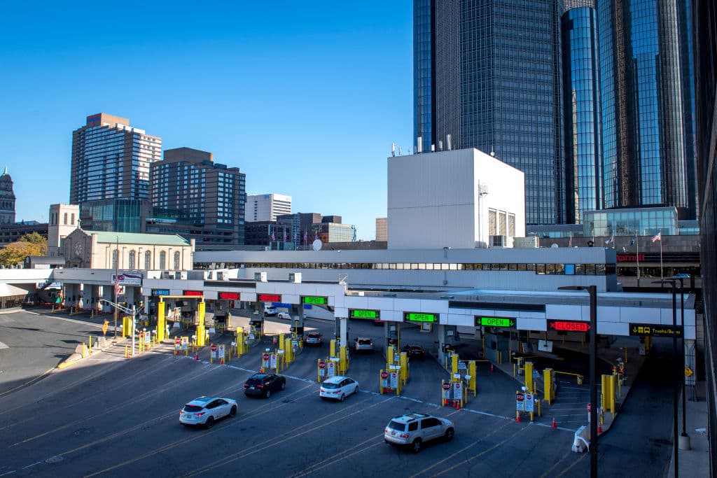 Averigua cuáles son los 
<b>horarios de menos tráfico y</b> trata de salir durante esos horarios.