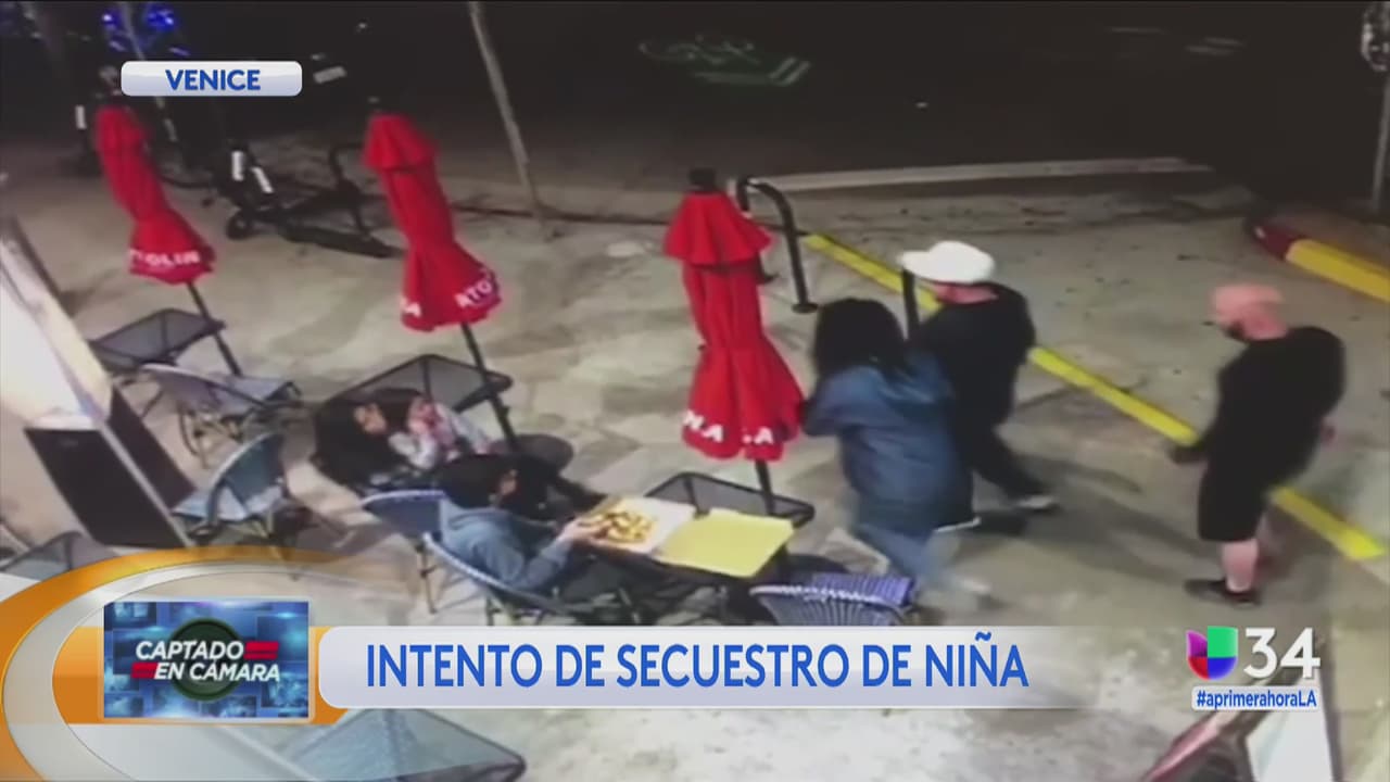 También en enero, el día 4, una
<b> niña de seis años estaba con su familia visitando Venice Beach cuando un <a href="https://www.univision.com/temas/sospechosos">sospechoso</a> se acercó a la pequeña y dijo que tenía que "salvarla"</b>. En el 
<a href="https://www.univision.com/local/los-angeles-kmex/indigente-intenta-secuestrar-a-una-nina-en-restaurante-de-venice-beach">video es posible ver como el sospechoso siguió a la víctima</a> hasta que esta se refugió en los brazos de su madre. El hombre fue confrontado por un familiar de la menor quien impidió que la arrancara de los brazos de su madre. Las autoridades identificaron al hombre, como un 
<b><a href="https://www.univision.com/local/los-angeles-kmex/anuncian-acuerdo-entre-los-angeles-y-el-gobierno-trump-para-combatir-crisis-de-desamparados-en-el-condado-video">indigente</a> quien fue arrestado </b>por la Policía de Los Ángeles.