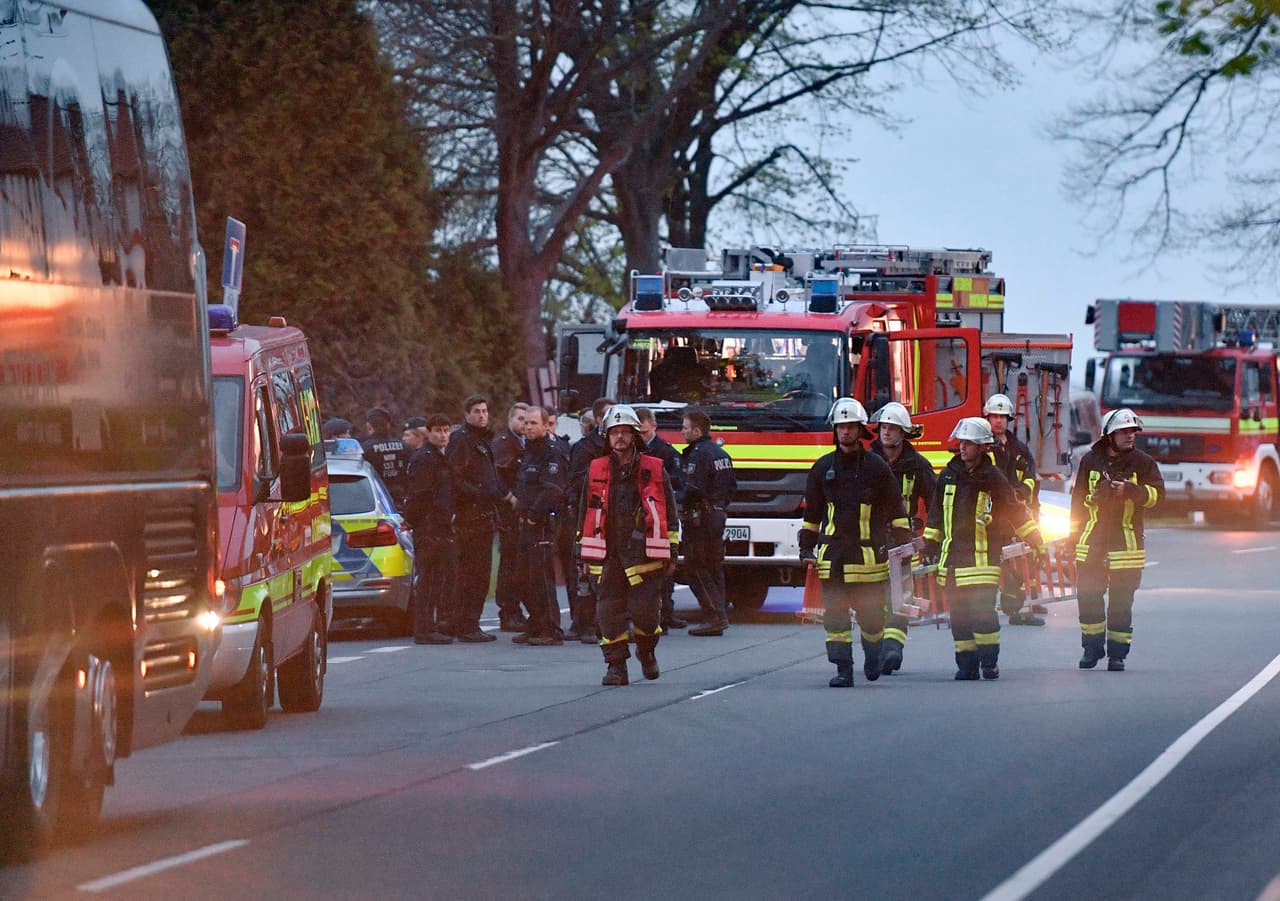 Al lugar de los hechos llegaron con rapidez el cuerpo de Bomberos de Dortmund, así como la Policía que custodió en todo momento al plantel del equipo local en el que los nervios ya eran evidentes.