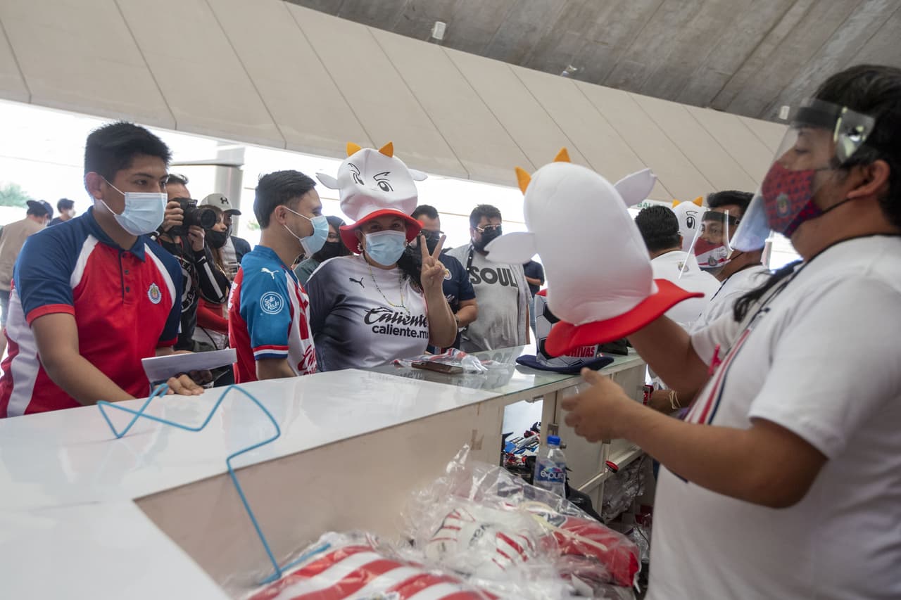 Los afortunados aficionados que consiguieron boleto para el partido más esperado de la temporada regular, comienzan a tomar sus lugares en el Estadio Akron a minutos del pitazo inicial.