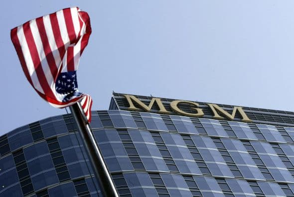 METRO GOLDWYN MAYER. El 3 de noviembre, este estudio fílmico recurrió a la alternativa de declararse en bancarrota como un plan para decir adiós a una deuda demás de $4,000 millones. Su plan de reorganización ya está listo, de modo que la inyección de capital permita la producción de más películas y series.